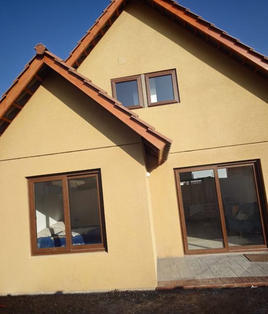 Casa con ventanas y ventanal corredero de PVC