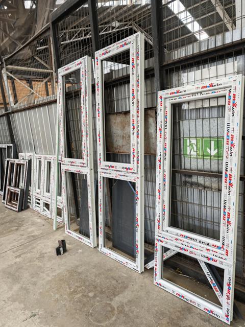 Marcos de ventanas de PVC Maxwin recién fabricados en la planta