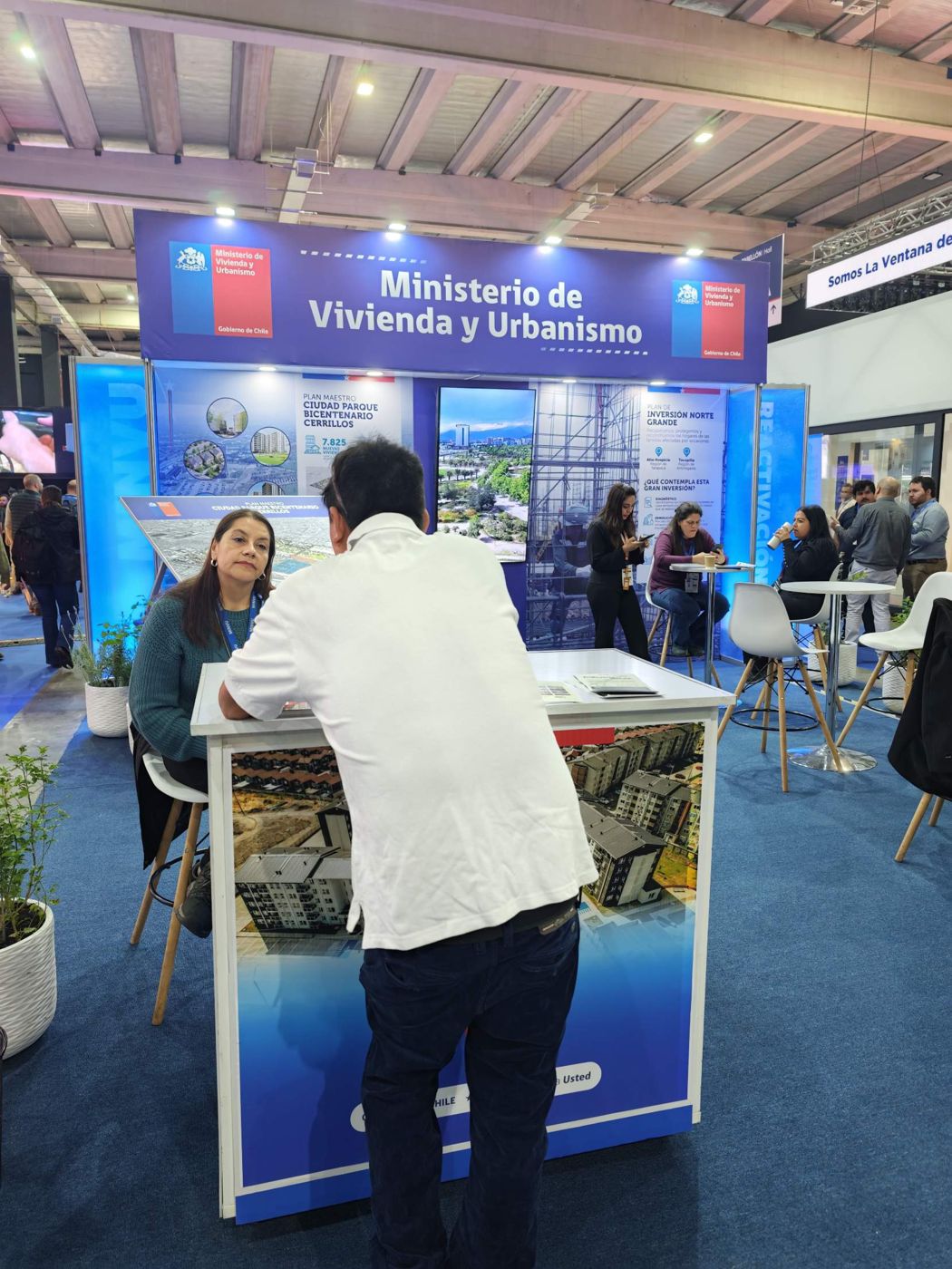 Visita al stand del Ministerio de Vivienda y Urbanismo