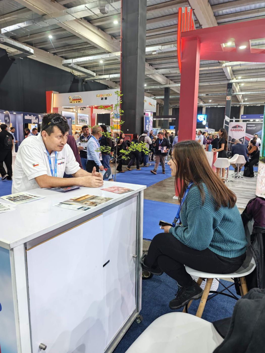Conversando con expositores en Edifica 2026