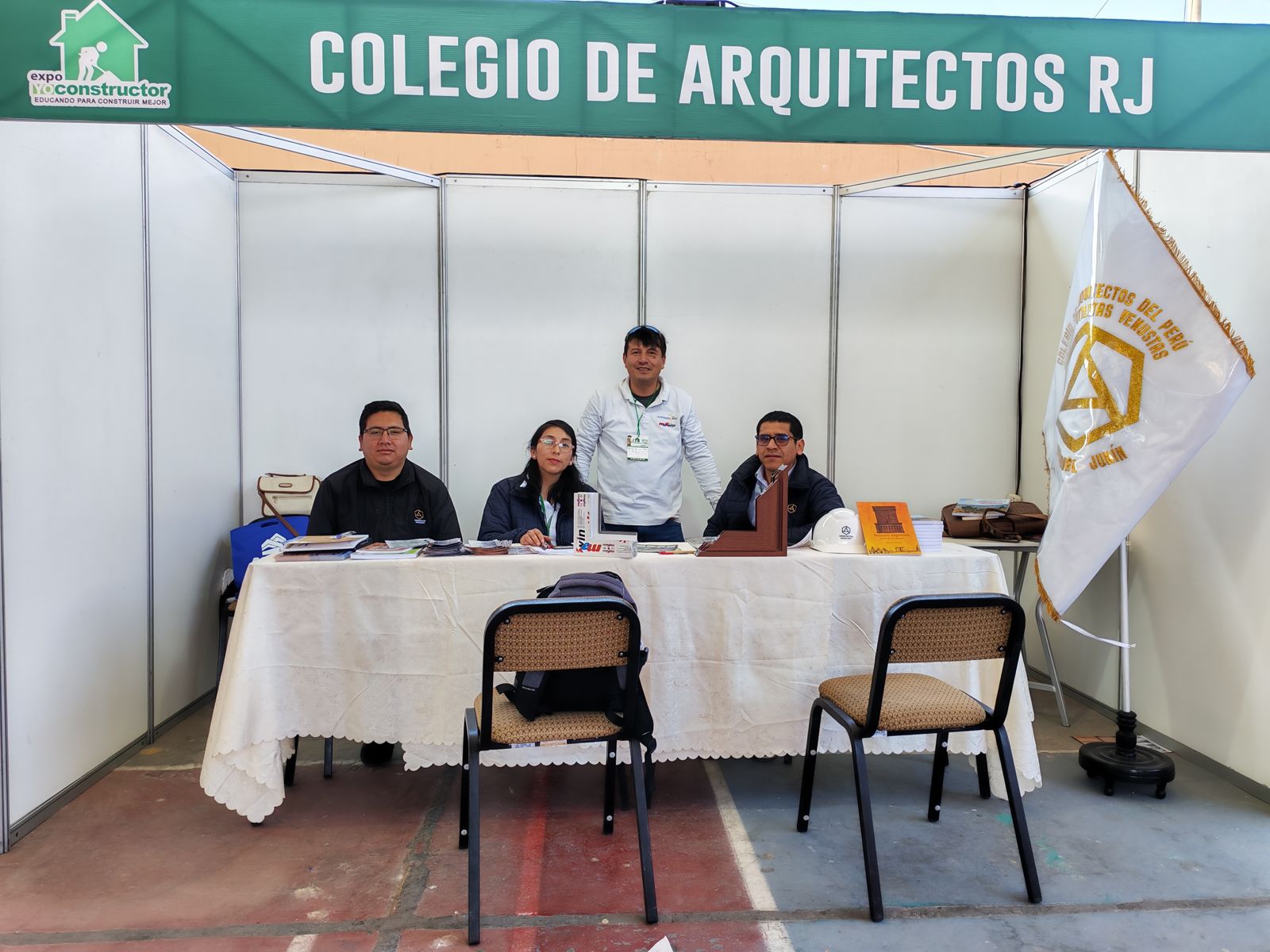 Visita al stand del Colegio de Arquitectos Región Junín