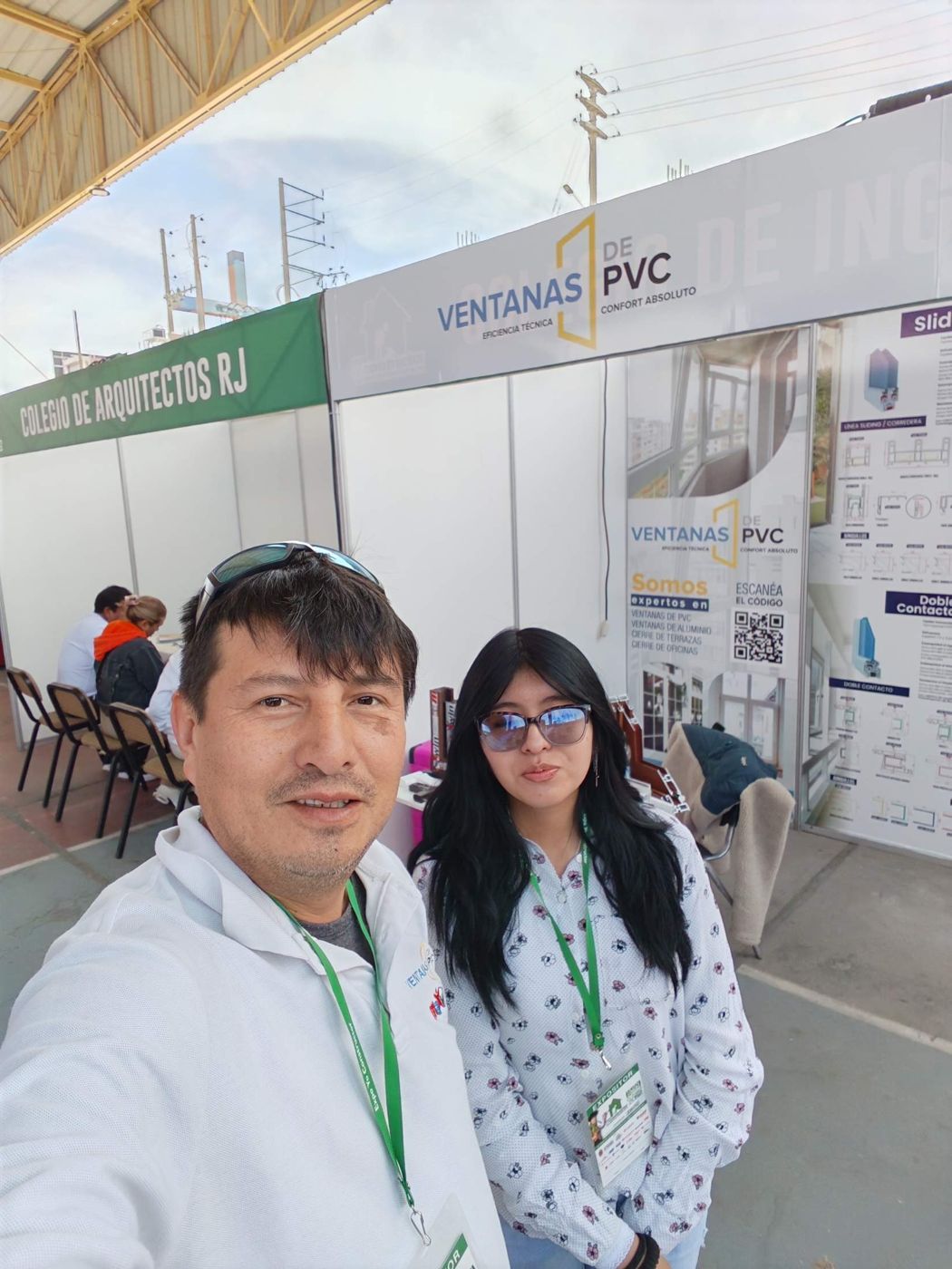 Equipo de Ventanas de PVC junto al stand