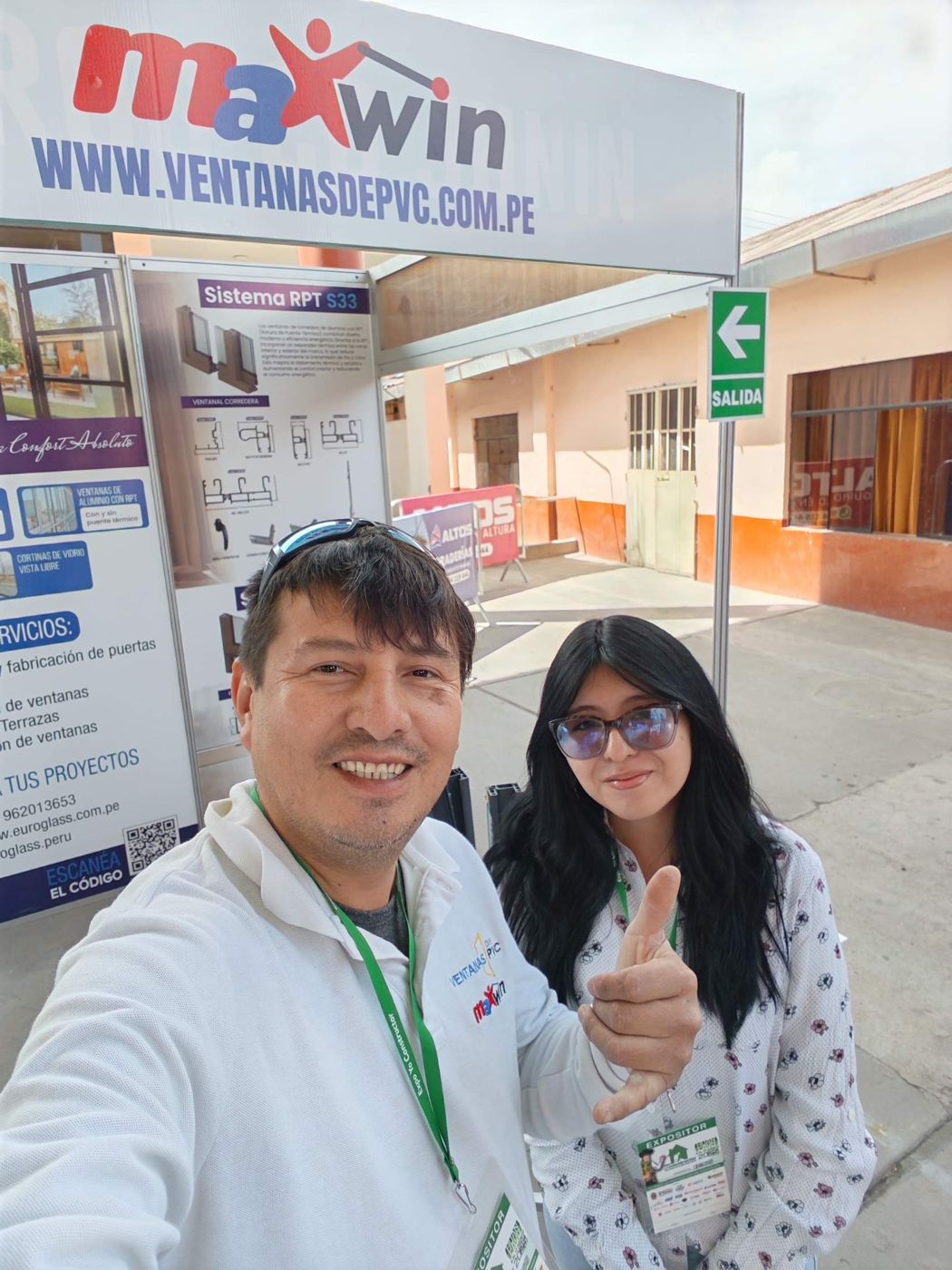 Equipo de Ventanas de PVC en Expo Yo Constructor 2025