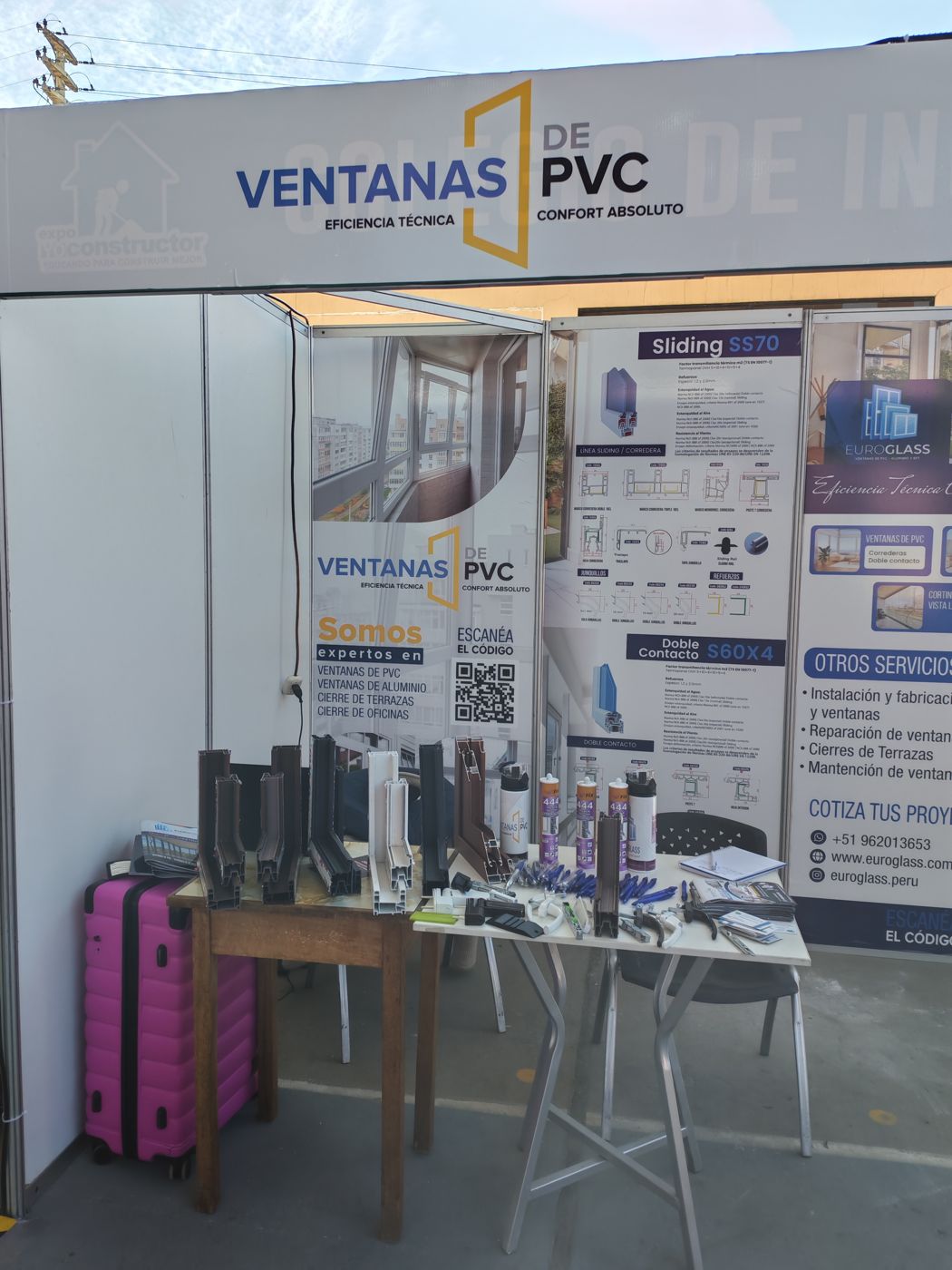 Muestras de perfiles de PVC y accesorios en el stand