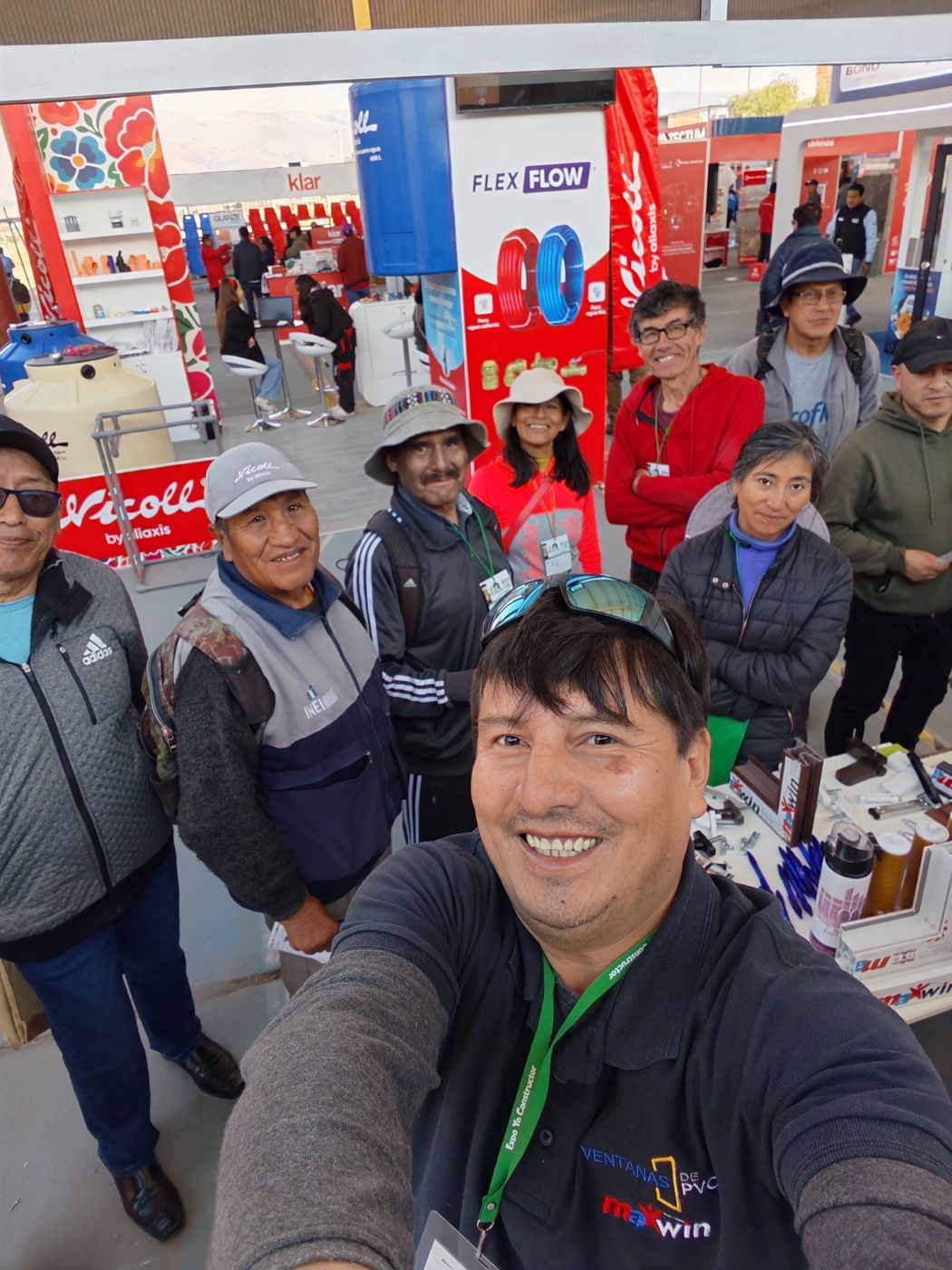 Visitantes en el stand de Ventanas de PVC