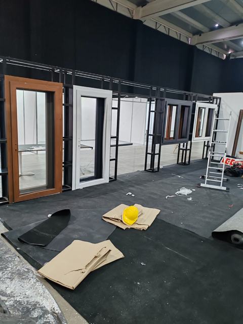 Montaje del stand con ventanas y puertas de PVC en exhibición