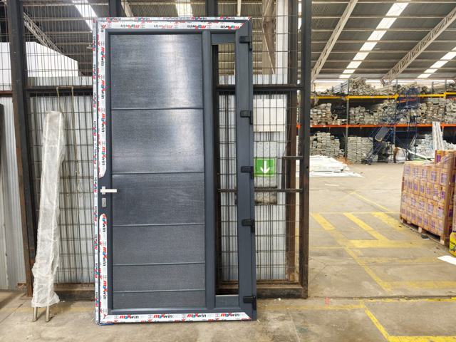 Puerta de PVC color antracita terminada en bodega