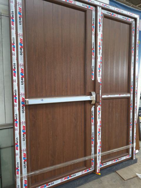 Puerta doble de PVC nogal con barra antipánico
