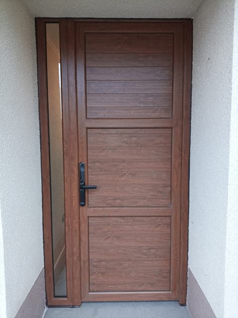 Puerta principal de PVC nogal con cerradura digital y paño fijo