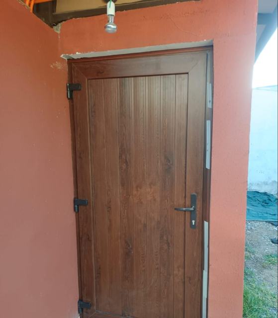 Puerta de servicio de PVC color roble