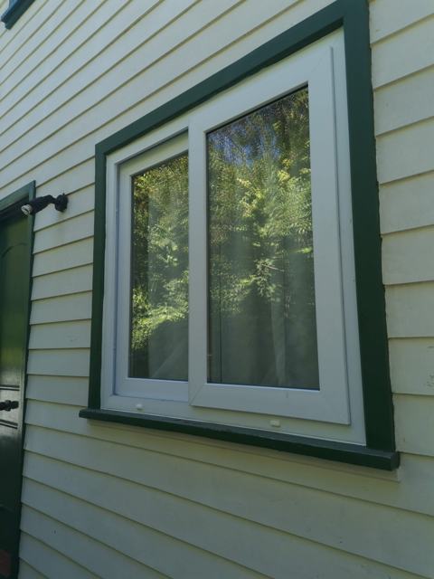 Ventana corredera de PVC blanca con marco verde