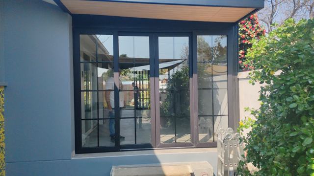 Ventanal de PVC negro con junquillos hacia la terraza