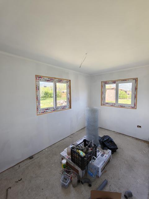 Ventanas correderas de PVC blancas instaladas en casa en construcción