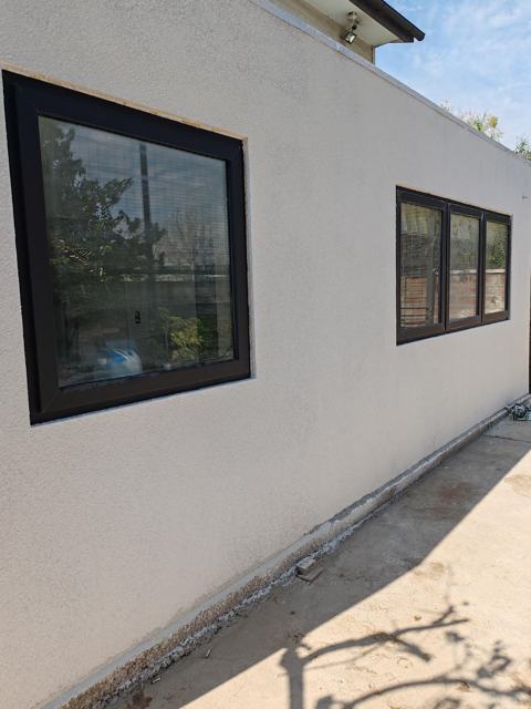 Ventanas de PVC negras en fachada blanca