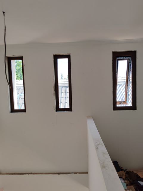 Tres ventanas verticales de PVC nogal en doble altura